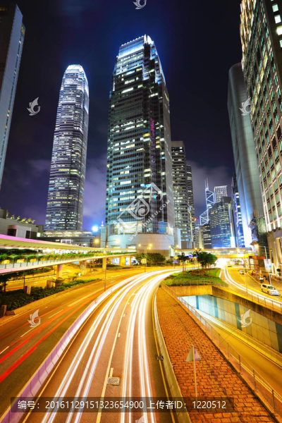夜間在市中心的交通