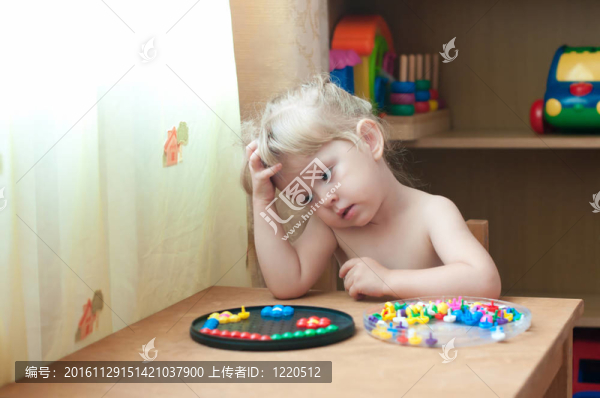 小女孩玩兒童游戲