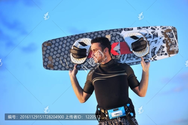 一個年輕人在海灘上的日落kitsurf肖像