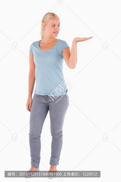 迷人的女子冒充