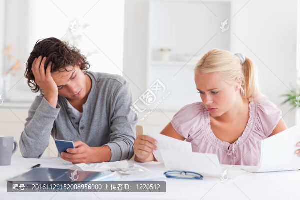 在做帳時(shí)絕望的夫婦
