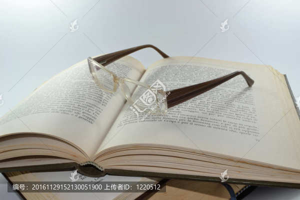 眼鏡上的書