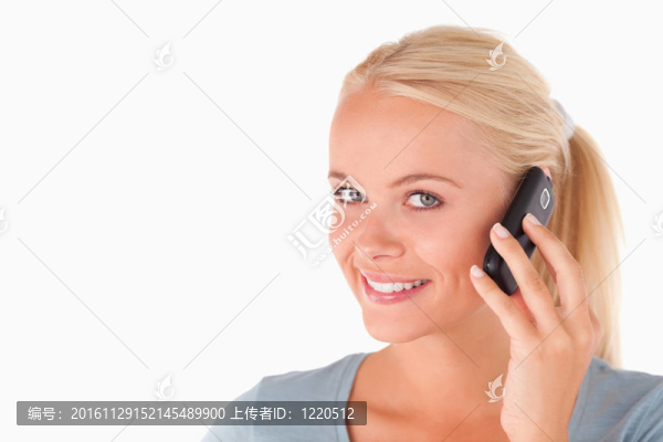微笑的女人在電話里