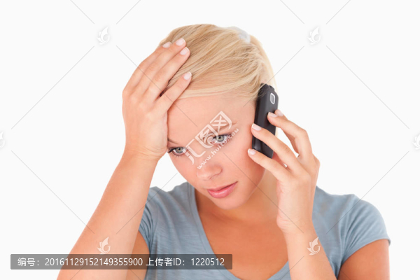 傷心的女人在一個電話