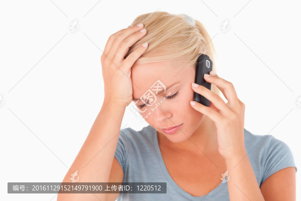 悲傷的金發(fā)女人在電話上