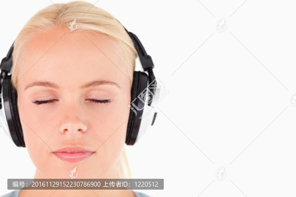 特寫(xiě)一個(gè)華麗的女人與耳機(jī)