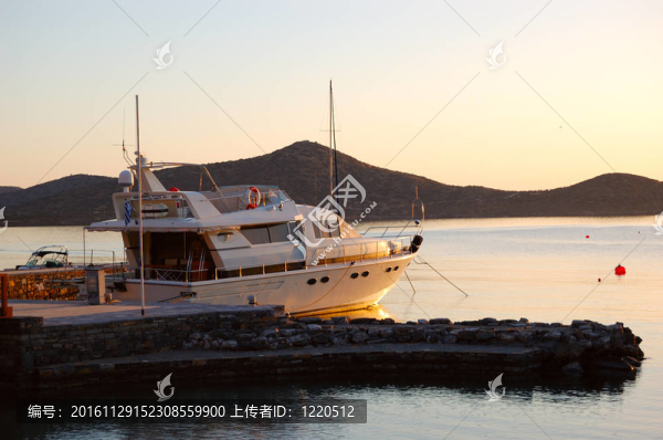 在早晨陽光的豪華游艇；克里特島；希臘
