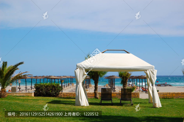 而在豪華酒店的海灘；克里特島；希臘