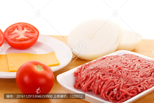 地上的牛肉、西紅柿、洋蔥和奶酪