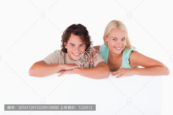 可愛(ài)的一對(duì)依偎在一塊白板上