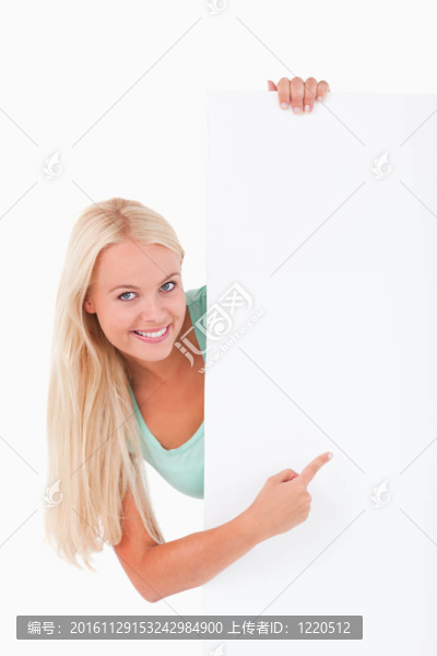 金發(fā)碧眼的微笑女子指著白板