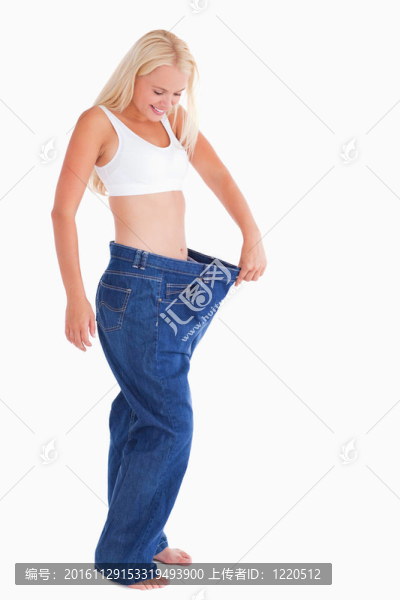 微笑的女人穿著大牛仔褲