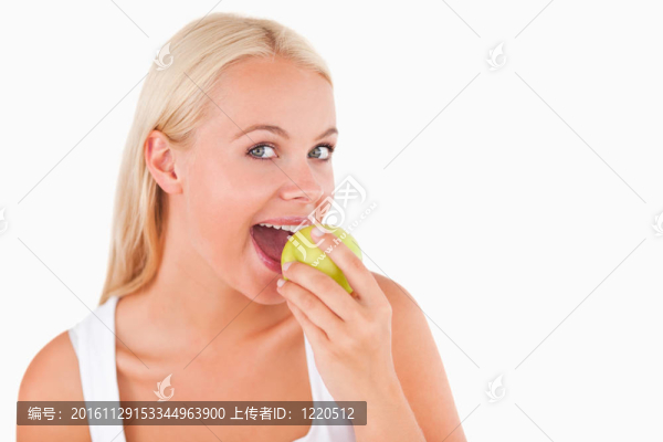 可愛(ài)的女人吃一個(gè)蘋(píng)果