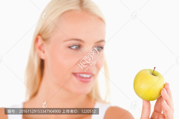 華麗的女人拿著一個(gè)蘋(píng)果
