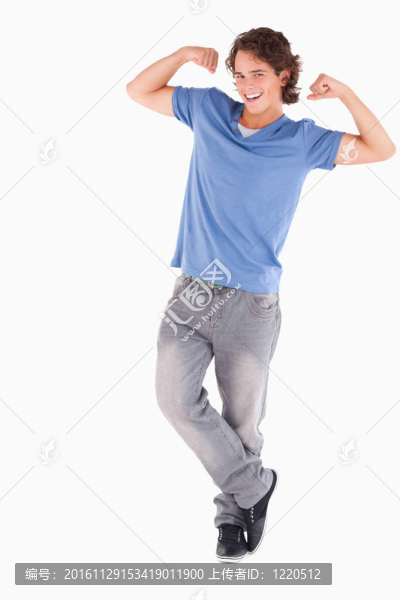 開朗的黑發(fā)男人擺姿勢(shì)