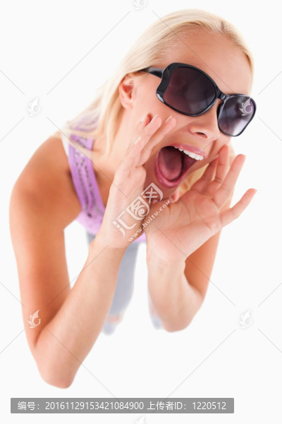 帶太陽眼鏡的開朗的女士