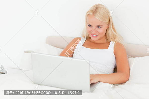 女人用她的筆記本電腦