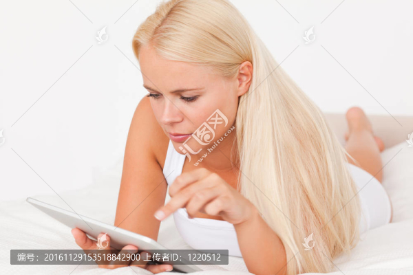 使用平板電腦的女人