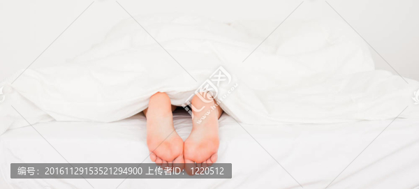 兩個白色的腳