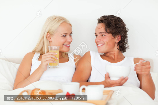 微笑的夫婦吃早餐