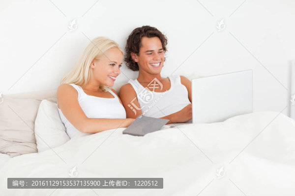 可愛的夫婦在他們的床上