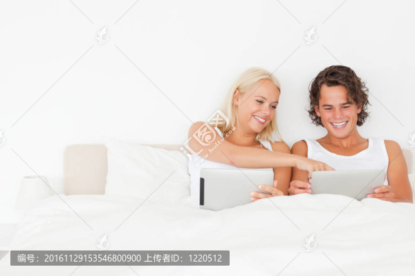 使用平板電腦的笑對夫婦