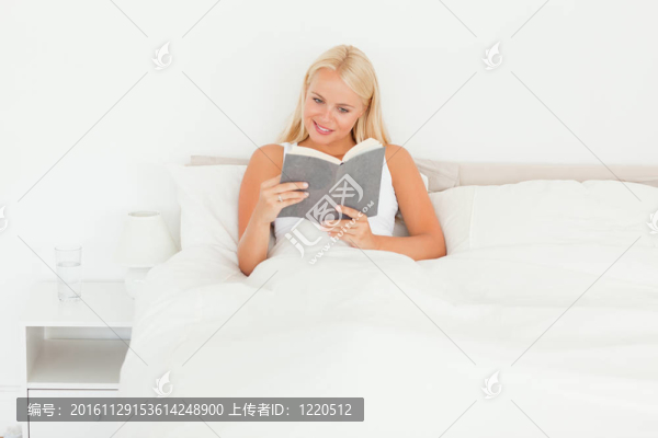 可愛的女人讀一本書