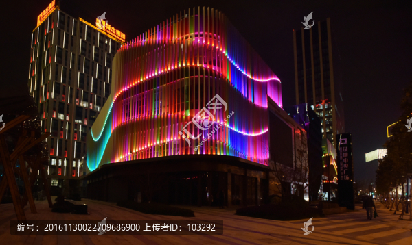 城市建筑上的多彩霓虹燈