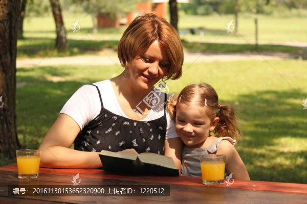 媽媽和女兒讀一本書