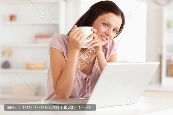 女人用一杯咖啡和筆記本