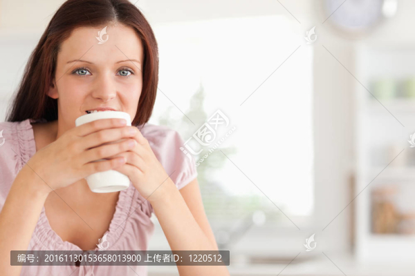 女人喝咖啡