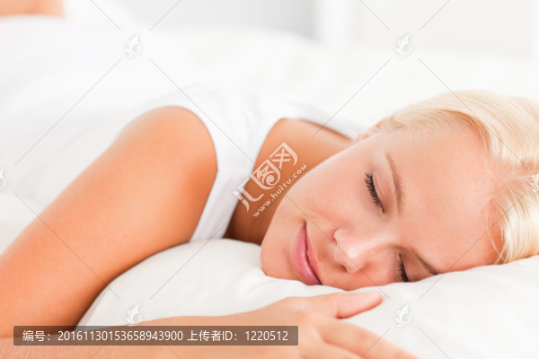 接近一個可愛的女人睡覺