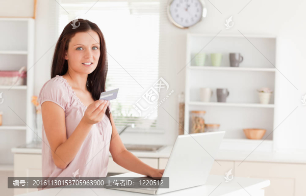 用筆記本電腦顯示信用卡的婦女
