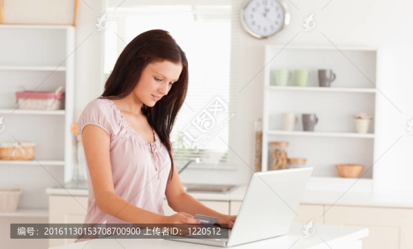 筆記本電腦上的女人拿信用卡