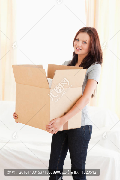 盛滿紙板的女人-匯圖網(wǎng) www.fosd68.com 盛滿紙板的女人