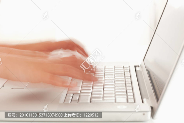 略模糊的手在筆記本上