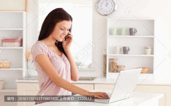 女人打電話和打字