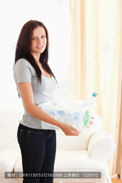 女抱滿回收倉