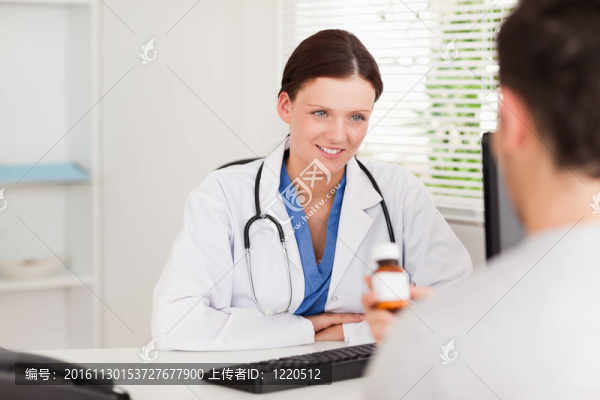 女醫(yī)生和病人在辦公室