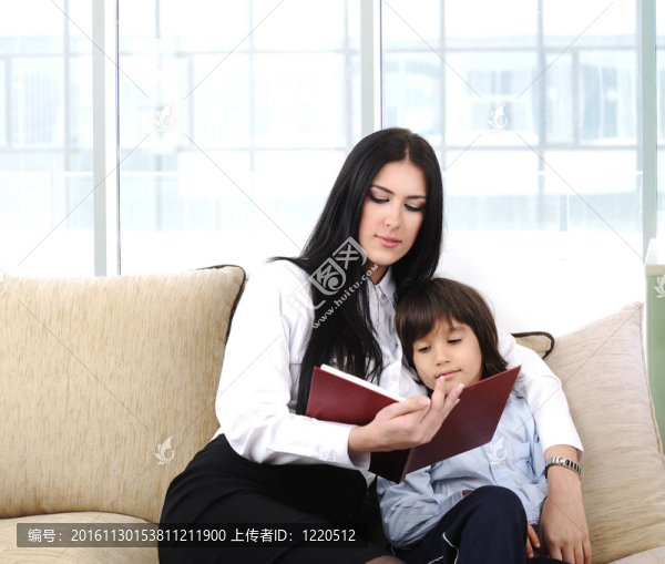 媽媽和一個(gè)兒子在家里看書