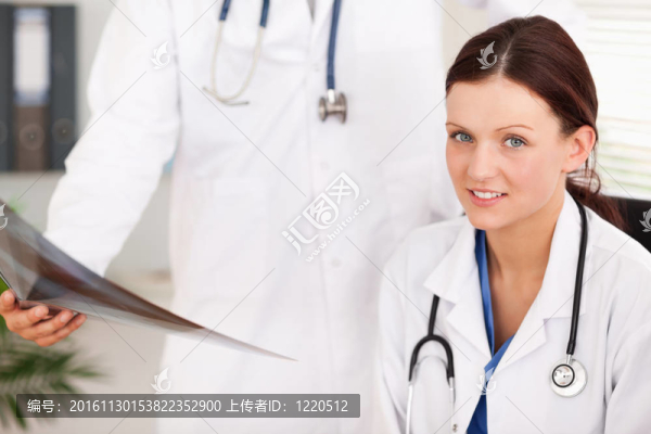 女醫(yī)生顯示了一個X射線
