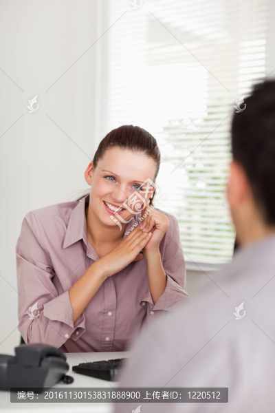 女商人在與人談話