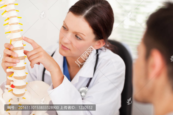 女醫(yī)生顯示病人的骨