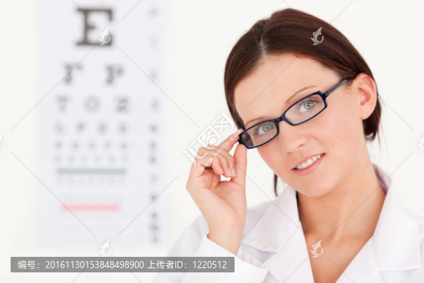 一個戴眼鏡的女眼鏡