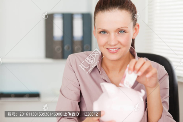 一個(gè)在小豬儲(chǔ)蓄罐里的女性
