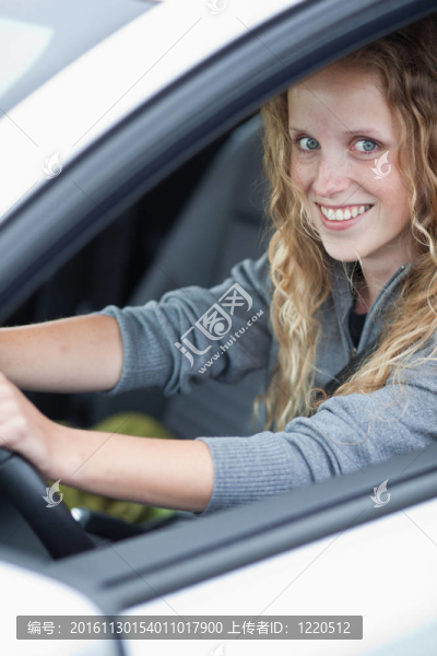 漂亮的年輕女人駕駛她的新車(chē)