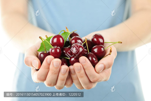 手中捧著一串櫻桃