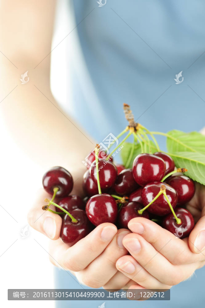 手中捧著一串櫻桃