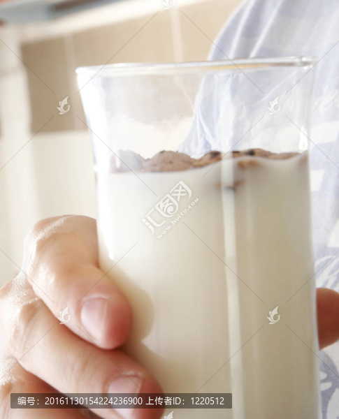 年輕人用谷物吃牛奶