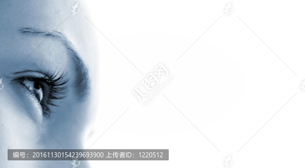 女人的眼睛向前看，白色的孤獨。